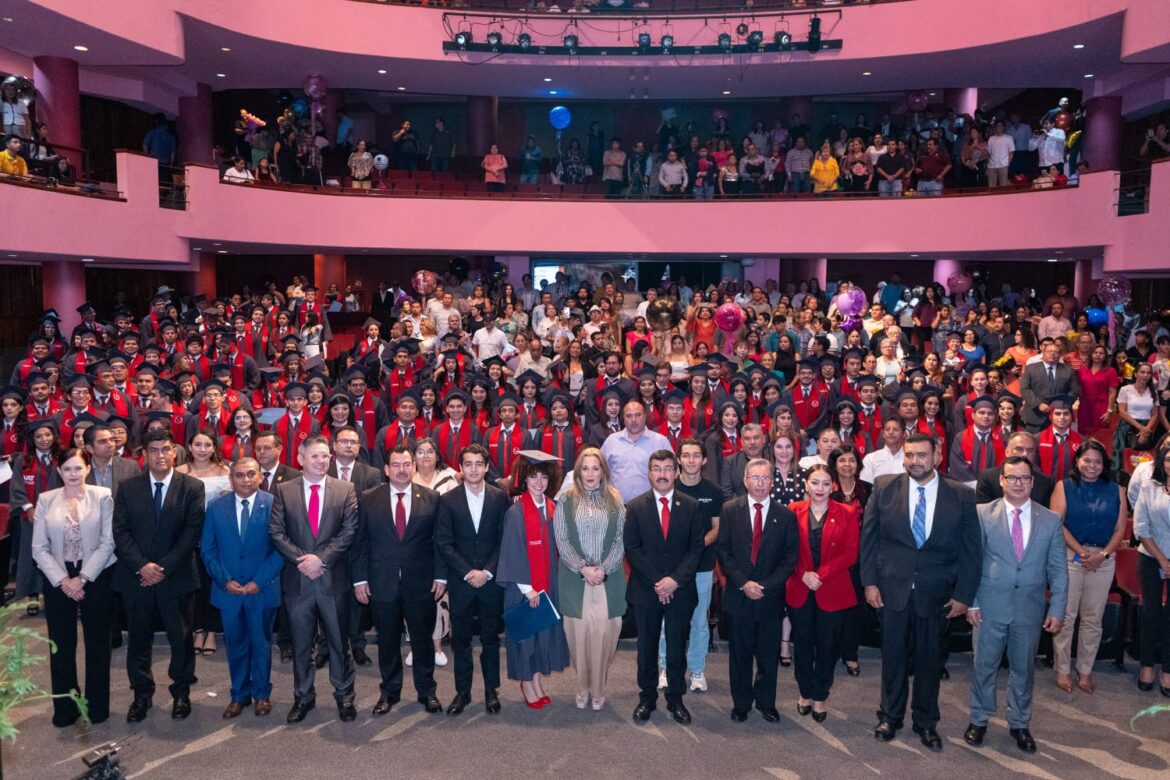 El rector Dámaso Anaya preside la graduación de 161 egresados de la UAT