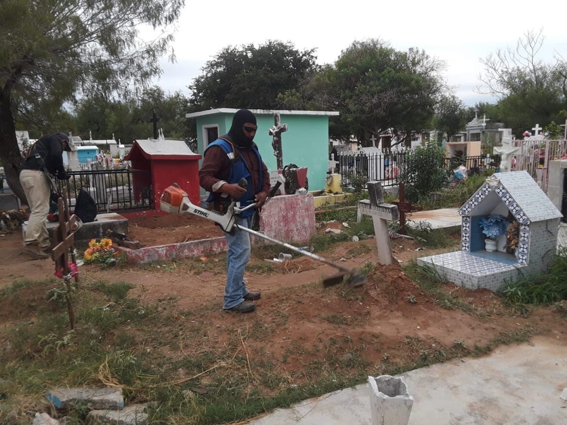 Limpian panteones en Reynosa esperando el Día de Muertos