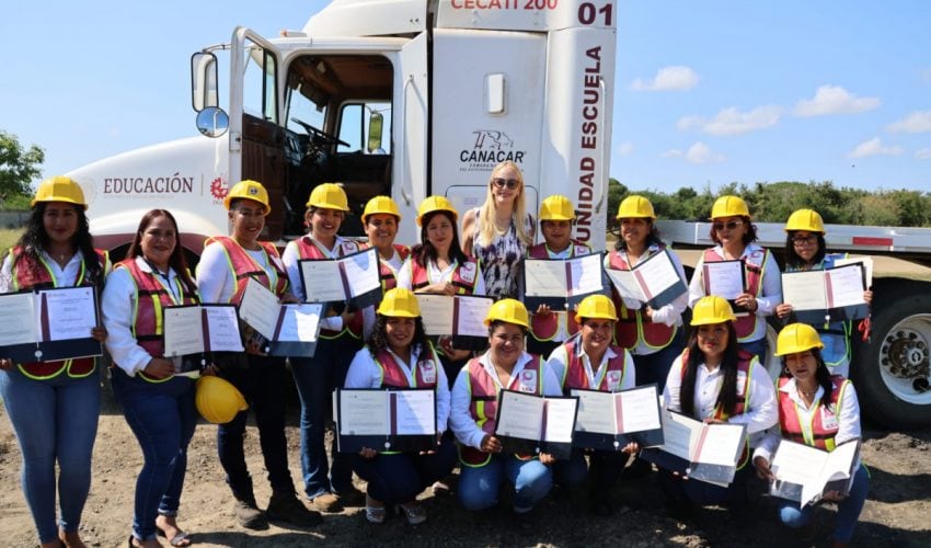 CLAUSURAN PROGRAMA MUJERES 4×4 Y FIRMAN CONVENIO PUNTO ROSA EN ALTAMIRA