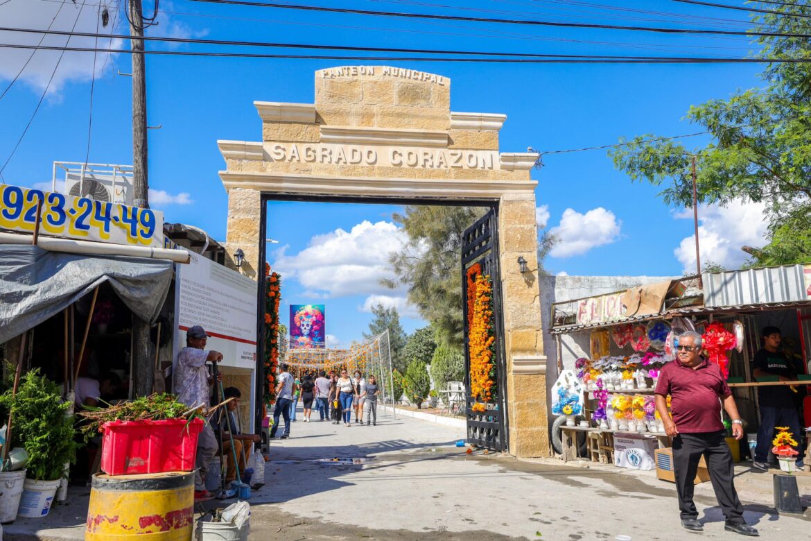 Quedó muy bonita la entrada del panteón: agradecen visitantes limpieza y diseño del Sagrado Corazón