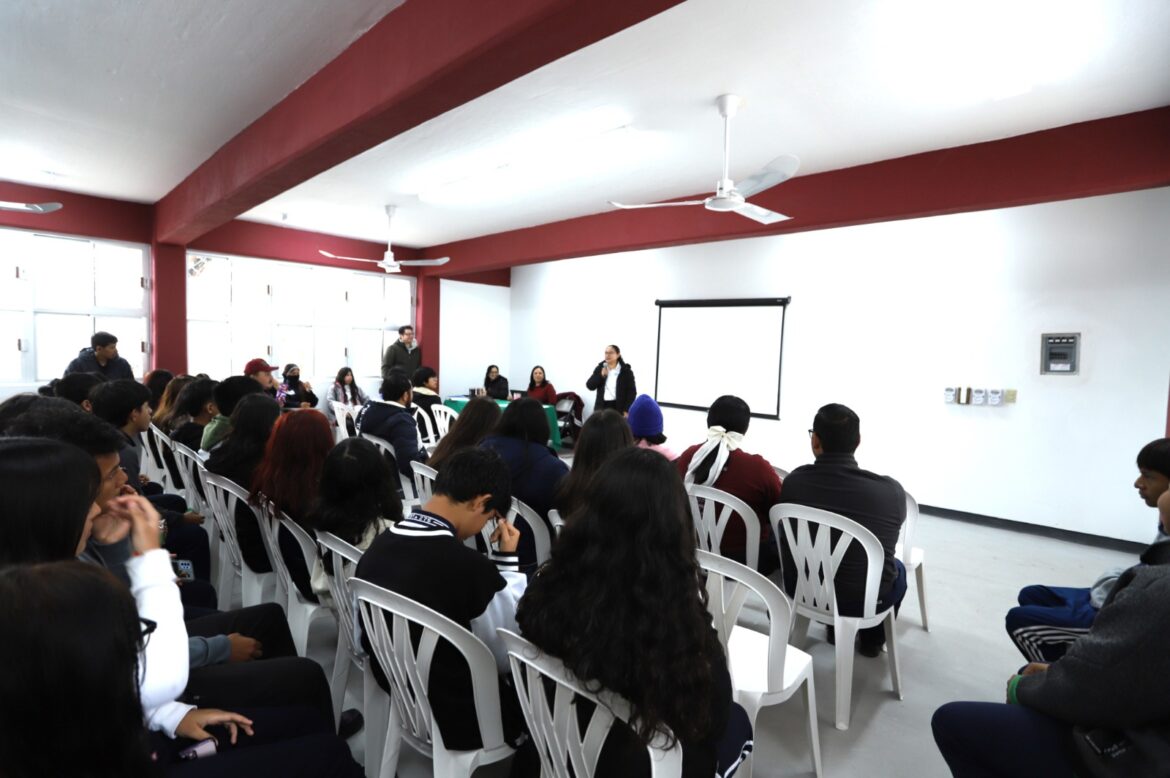 Investigadora de la UTTN imparte conferencia a estudiantes del CBTA 275