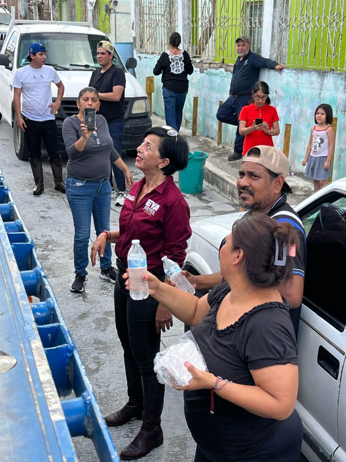 Recorre diputada Eva Reyes zonas inundadas en Reynosa