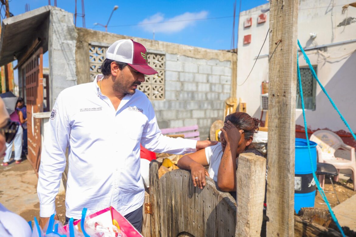 Apoya Carlos Peña a familias de Las Palmas en situación de necesidad