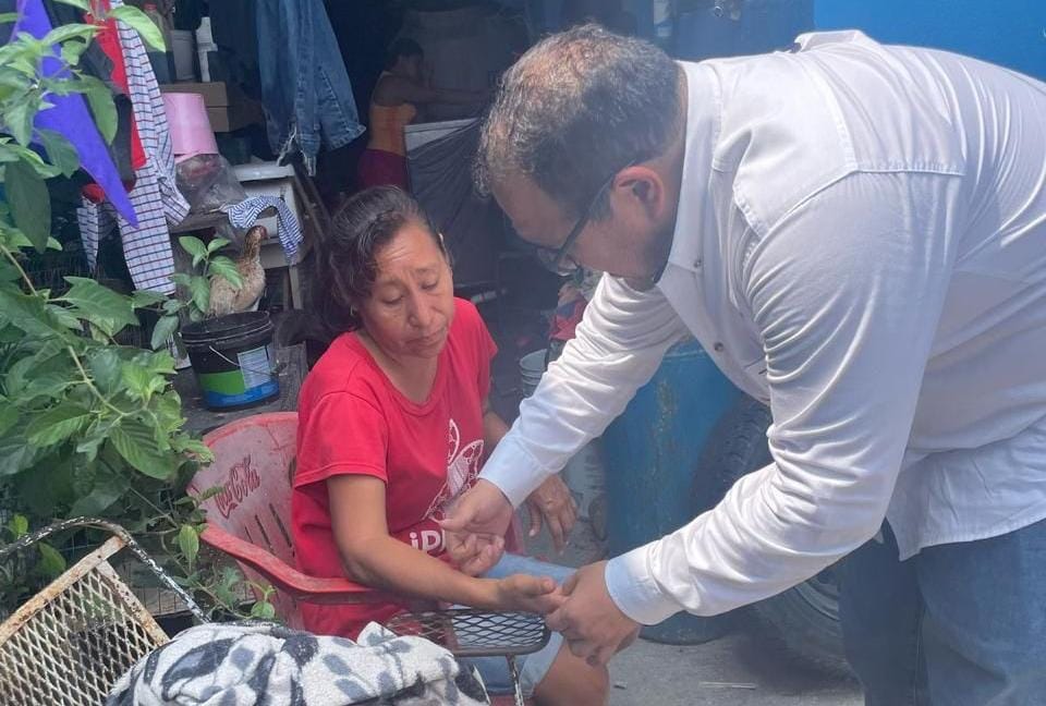 Atiende Gobierno de Carlos Peña Ortiz a pacientes postrados en cama.