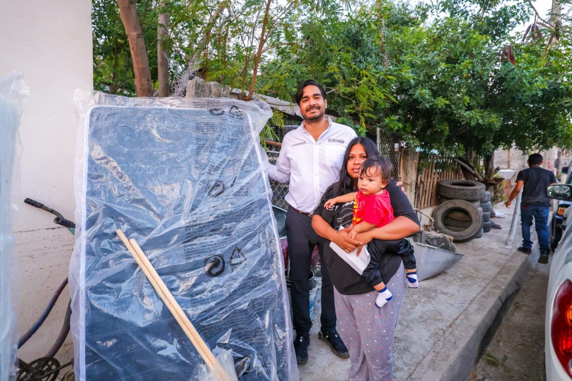 Entregó Carlos Peña Ortiz colchones y estufas a familias afectadas por lluvias.