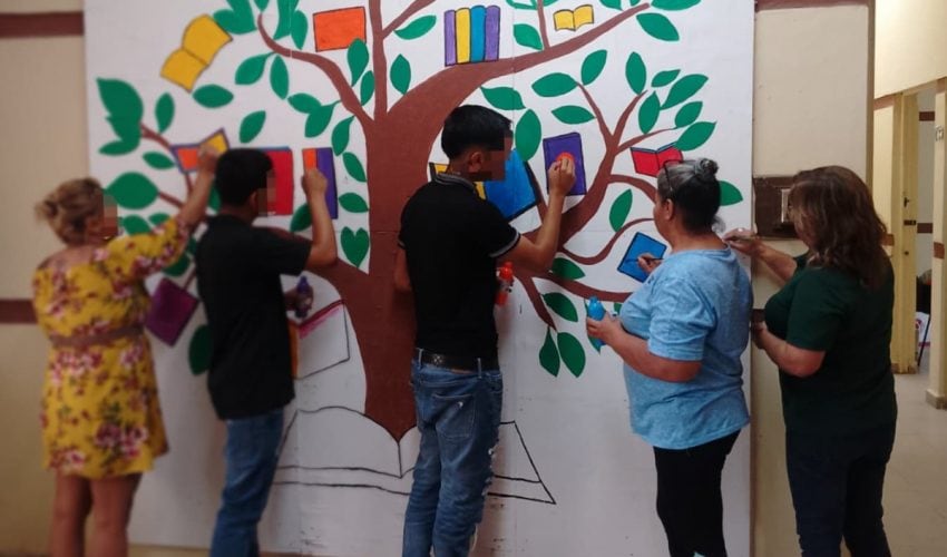 ADOLESCENTES EN EXTERNAMIENTO CREAN MURAL ‘’EL ÁRBOL DE LOS LIBROS’’.