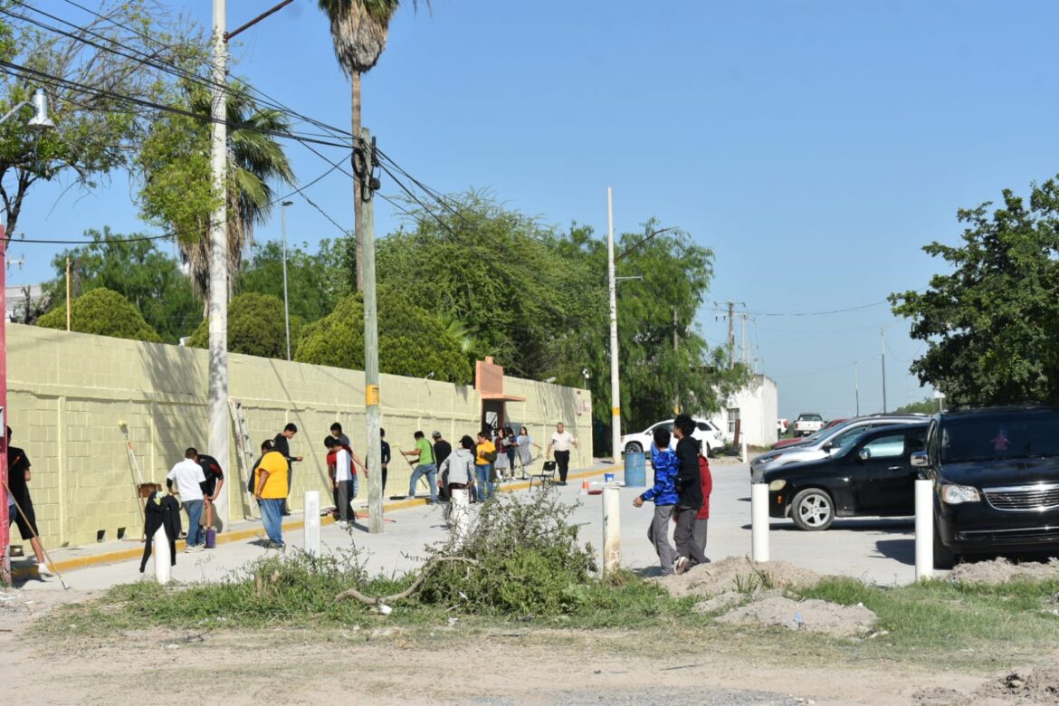 Limpian y pintan Telesecundaria después de inundación