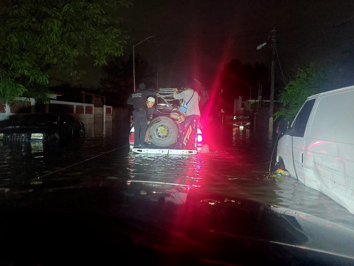 Personal de la Guardia Estatal continúa apoyando a las familias afectadas por las lluvias en Reynosa.0