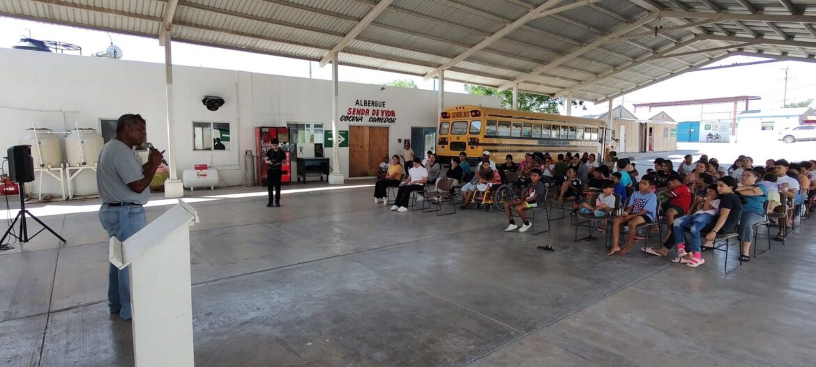 Miles de familias varadas en los albergues fronterizos.