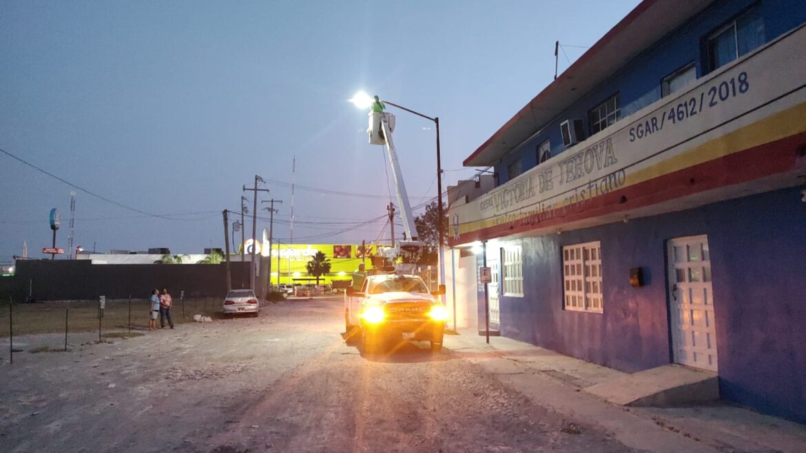 Alumbra Gobierno de Reynosa colonias Villas de La Joya y Villa de Esmeralda.