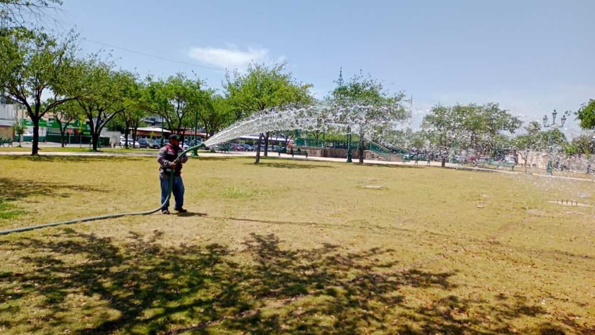 Atiende Gobierno de Reynosa mantenimiento de plazas públicas.