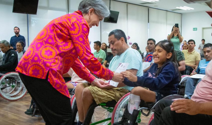 DIF TAMAULIPAS, VIDA INDEPENDIENTE Y OXXO ENTREGAN SILLAS DE RUEDAS A PERSONAS CON DISCAPACIDAD.