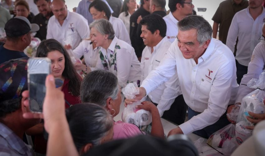 CUMPLEN AMÉRICO Y MARÍA DE VILLARREAL A LAS FAMILIAS DE JAUMAVE.