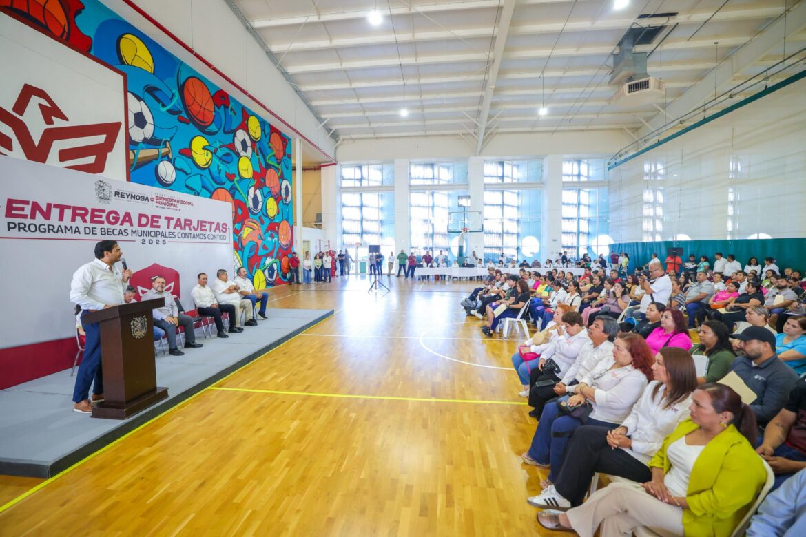 Destacó Carlos Peña Ortiz apoyo de las familias a niños y jóvenes al entregar Becas Deportivas
