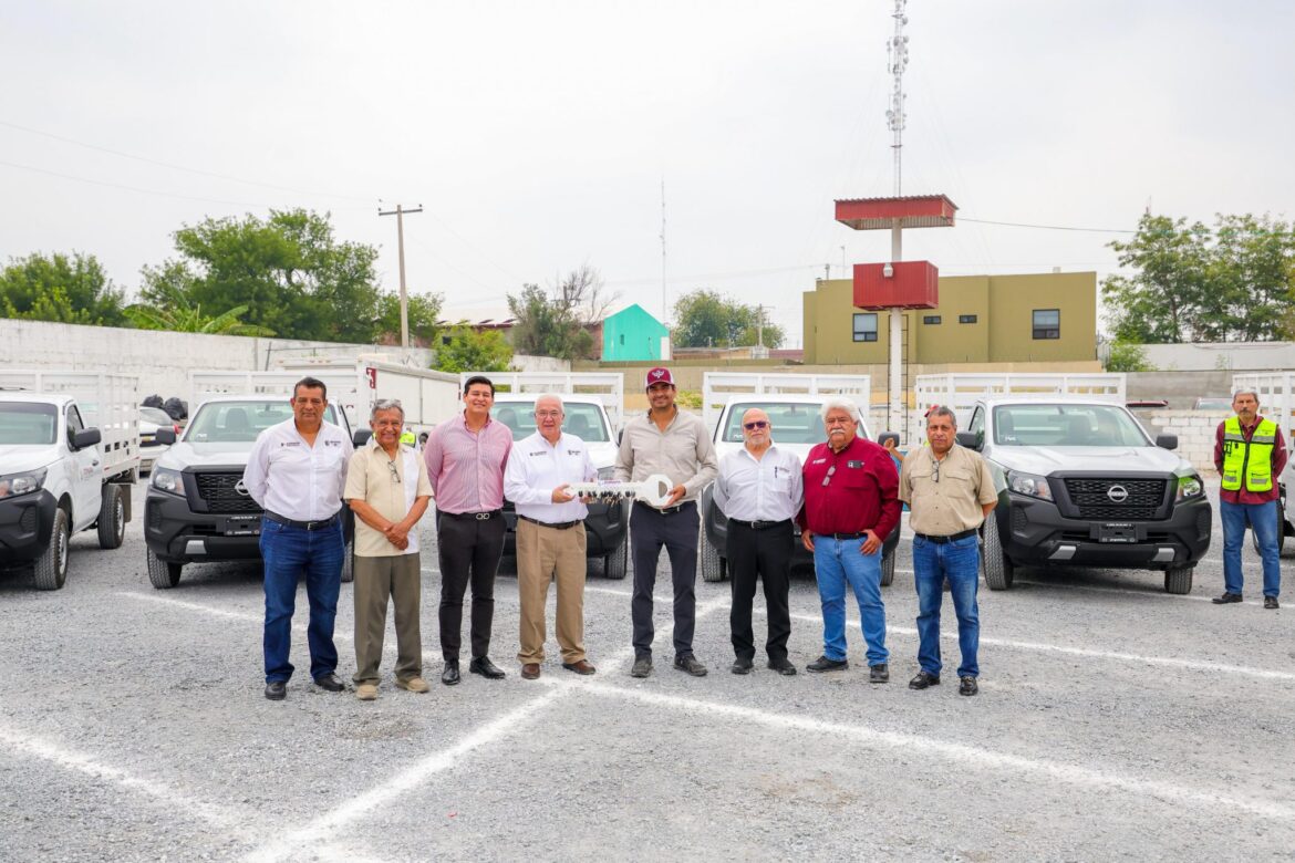Entregó Carlos Peña Ortiz 10 unidades móviles a la COMAPA.