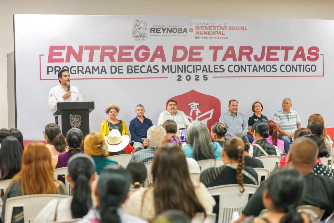 Entregó Carlos Peña Ortiz estímulos económicos a niños y jóvenes creadores.
