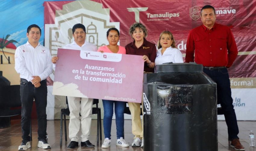 ENTREGA SEBIEN TINACOS EN JAUMAVE.