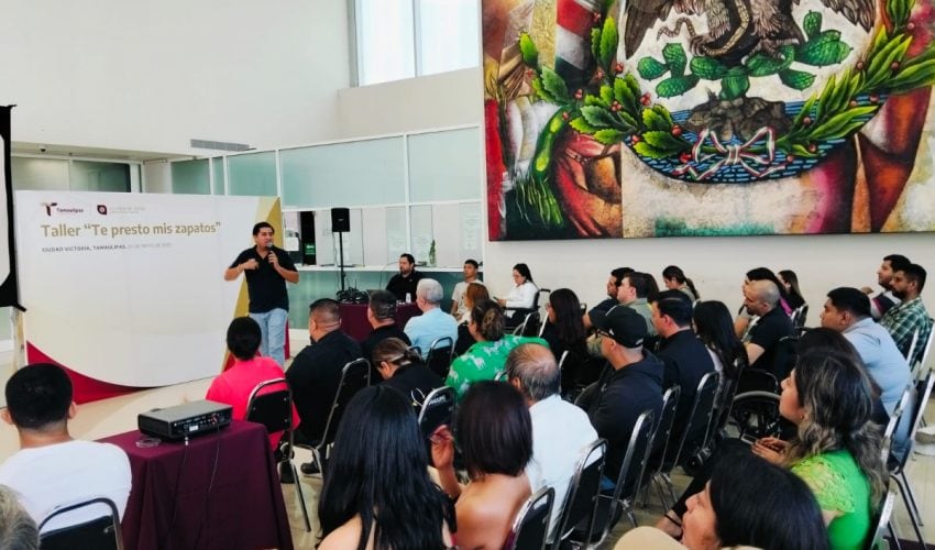 PARTICIPA PERSONAL DE LA SECRETARÍA DE OBRAS PÚBLICAS EN TALLER “TE PRESTO MIS ZAPATOS”.