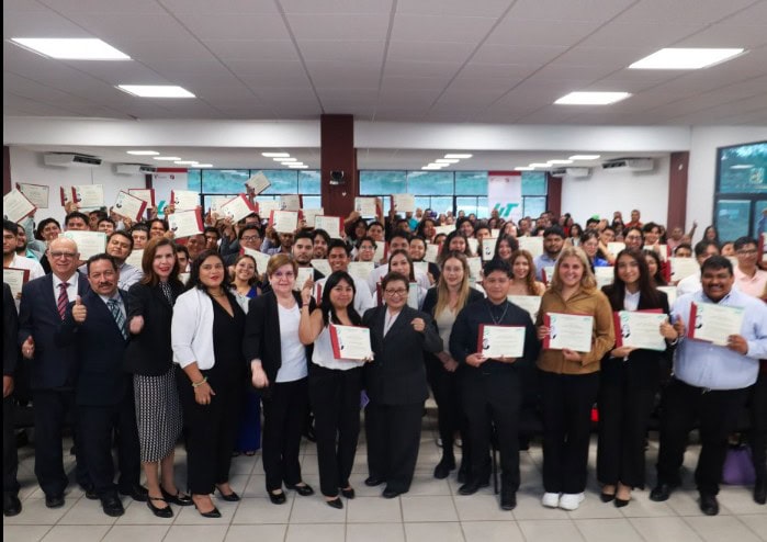 RECIBEN EGRESADOS DE LA UNIVERSIDAD TECNOLÓGICA DE ALTAMIRA SUS TÍTULOS PROFESIONALES