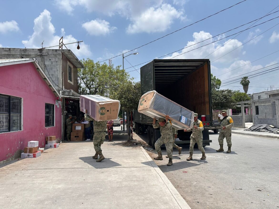 Continúan reparto de enseres en Reynosa.