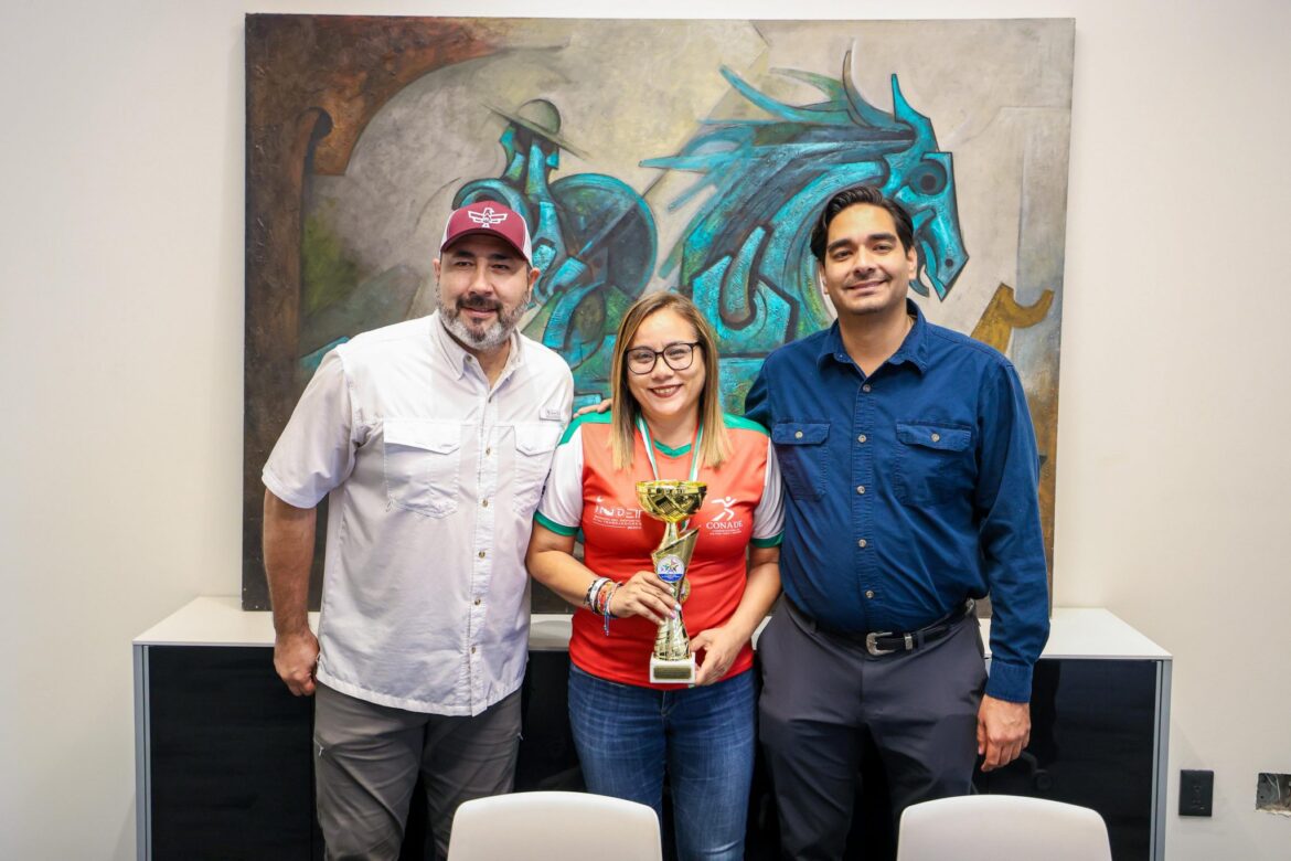 Recibió Carlos Peña Ortiz a entrenadora del equipo ganador internacional de Voleibol.