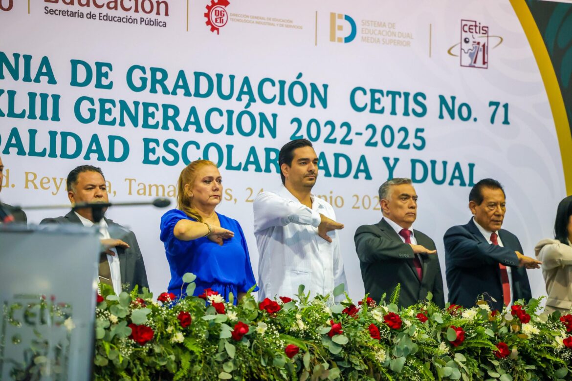 Atestiguaron el Alcalde Carlos Peña Ortiz y el Director Nacional de la DGETI Rolando de Jesús López, nueva generación del CETIS 71.