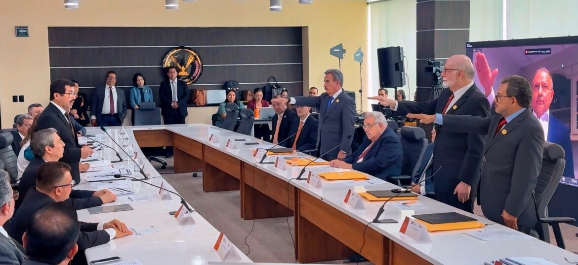 Toman protesta nuevos integrantes del Patronato de la UAT.