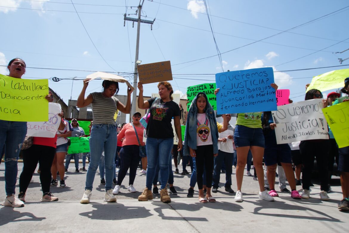 Familiares de detenidos por caso de músicos protestan en puente internacional Reynosa-Hidalgo