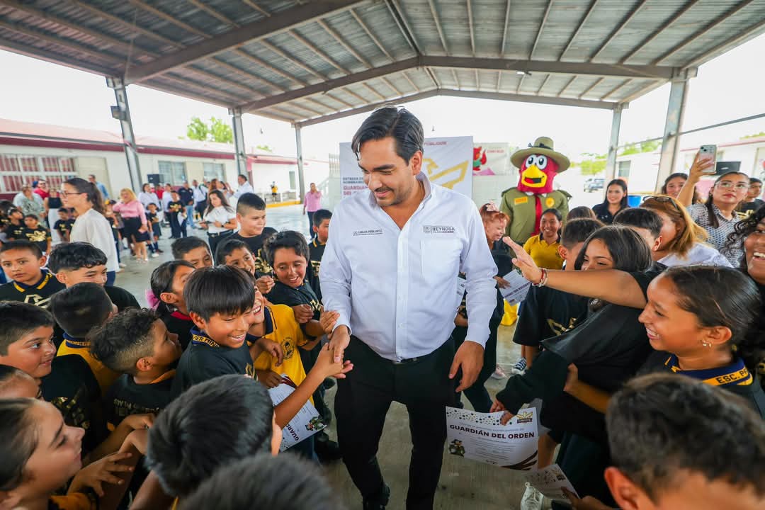 Reconoció Carlos Peña Ortiz a Guardianes del Orden en la Escuela Primaria Francisco Javier Mina.