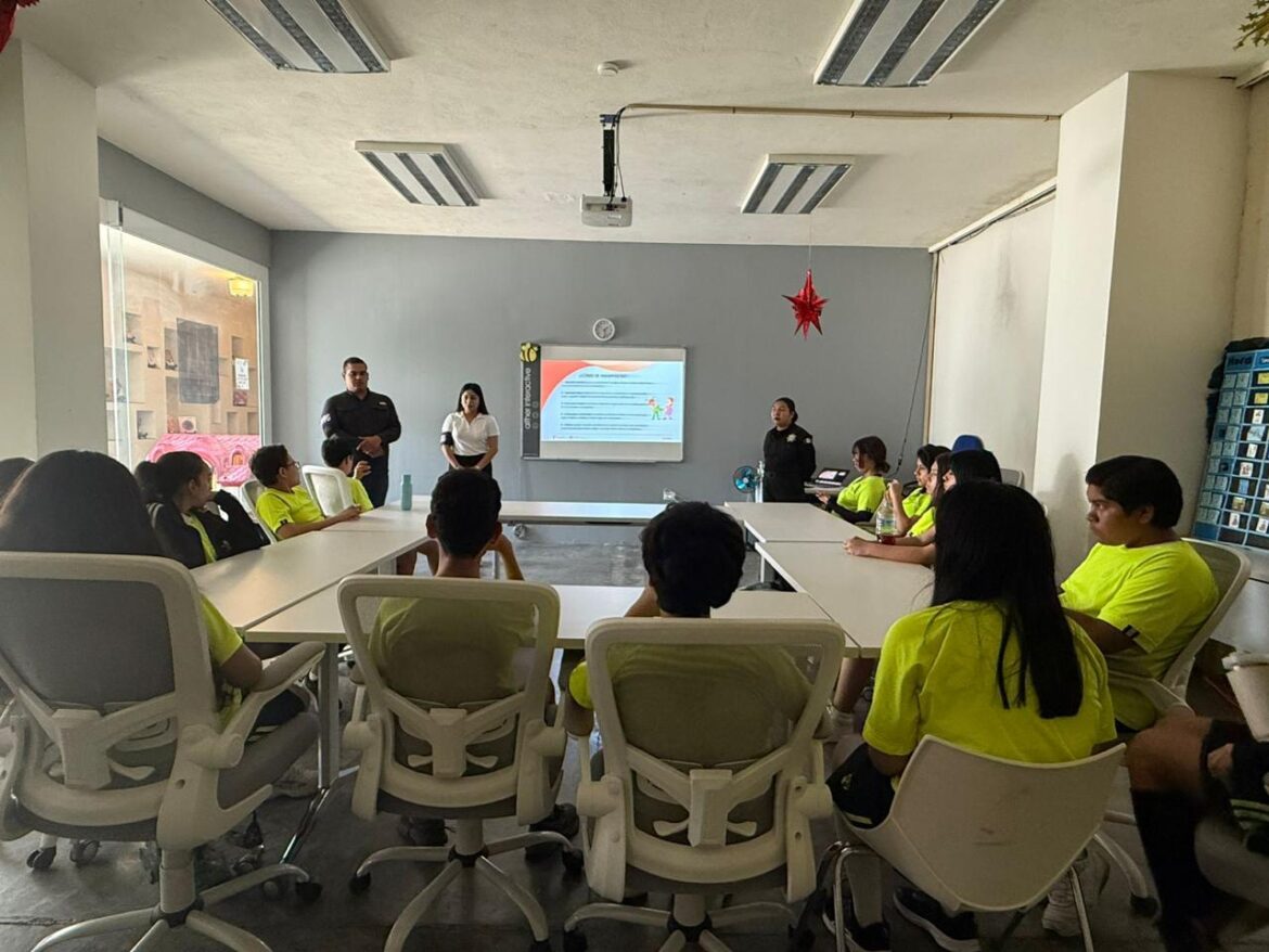 Estudiantes de nivel básico reciben taller anti bullying y ciberbullying.