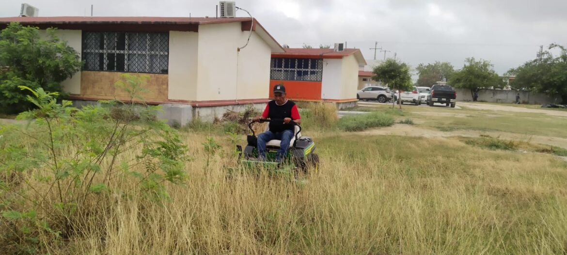 Apoyó Gobierno del Alcalde Carlos Peña Ortiz limpieza de escuela.