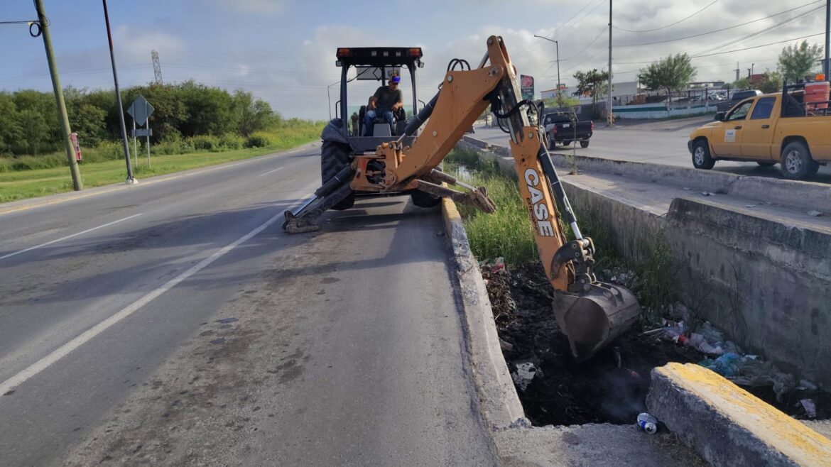 Desazolvan cuadrillas municipales dren del bulevar Oriente en Reynosa.