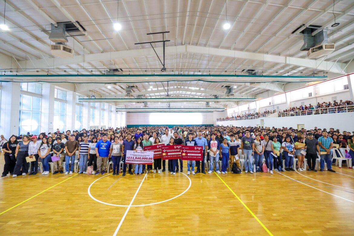 Entregó Alcalde de Reynosa Tarjetas de Becas para Universitarios.