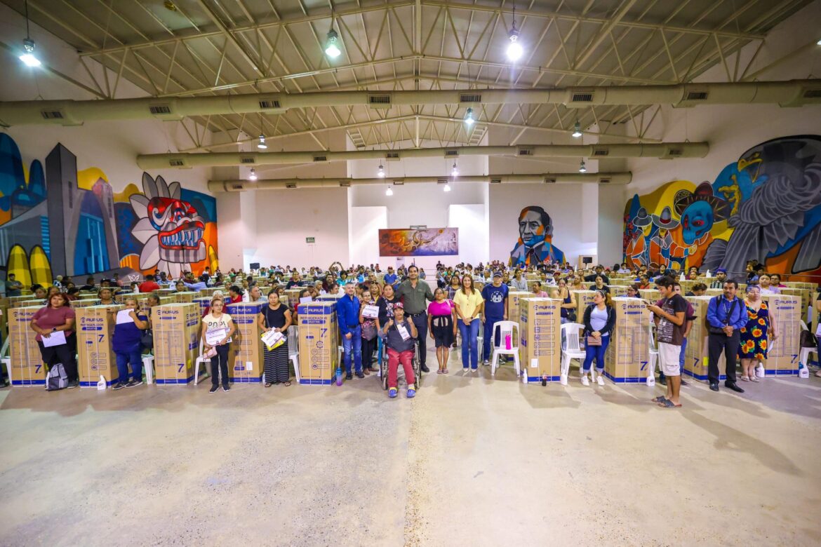 Entregó Carlos Peña Ortiz más Refrigeradores a Familias Damnificadas.