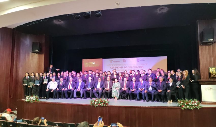 EGRESAN DEL INSTITUTO TECNOLÓGICO SUPERIOR DE EL MANTE NUEVOS PROFESIONISTAS.