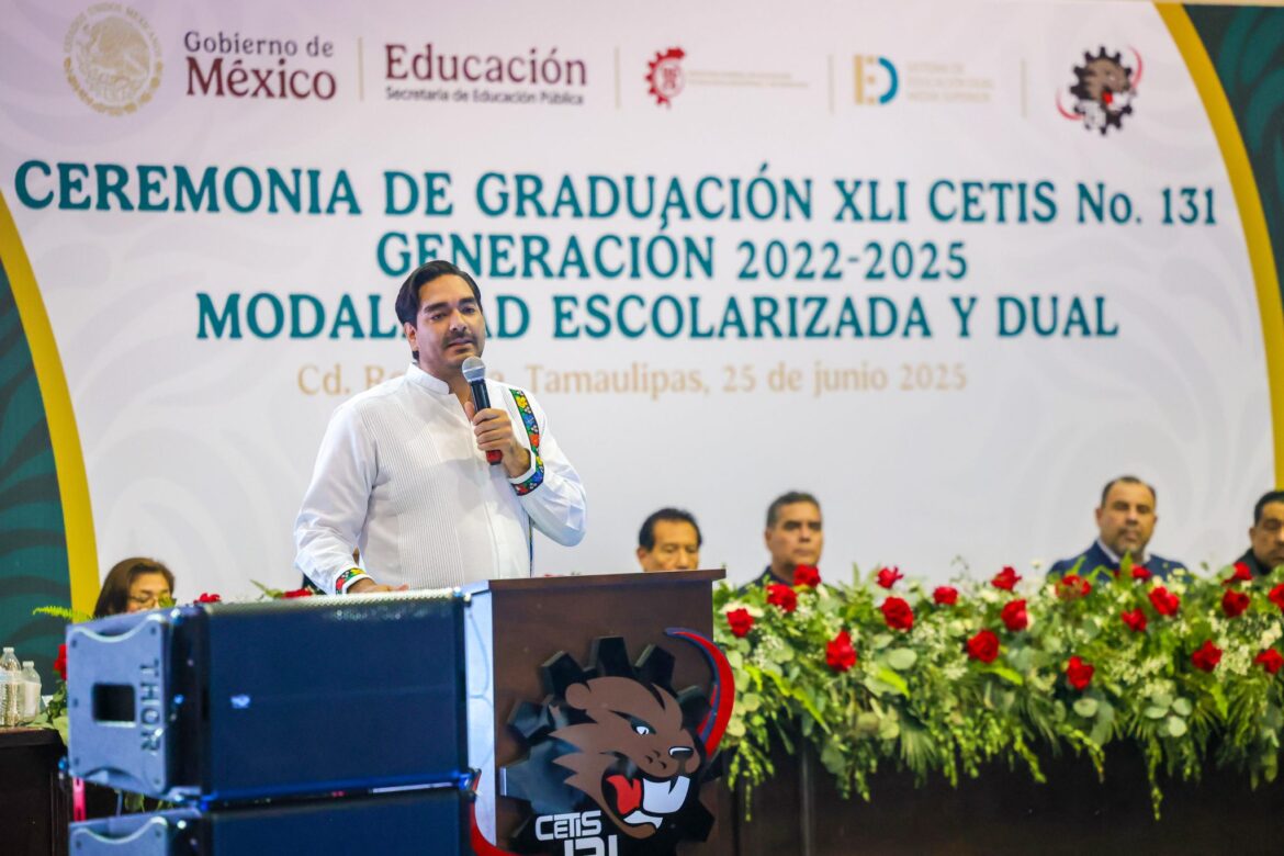 Participó Carlos Peña Ortiz en XLI Graduación de 700 alumnos del CETIS No. 131.