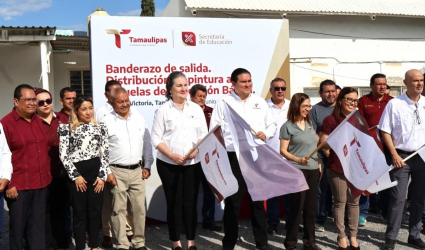 DA SET BANDERAZO DE SALIDA A ENTREGA DE MATERIALES DE PINTURA PARA MANTENIMIENTO EN ESCUELAS