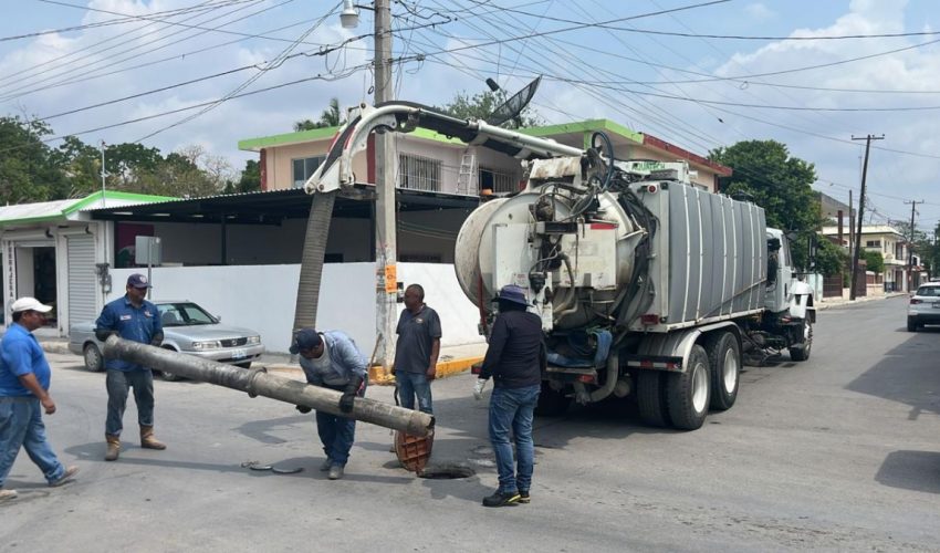 REALIZA SECRETARÍA DE RECURSOS HIDRÁULICOS LABORES DE MANTENIMIENTO A LA RED HIDROSANITARIA EN XICOTÉNCATL Y ABASOLO.