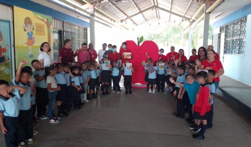 ADOLESCENTES EN PROCESO DE REINSERCIÓN SOCIAL ELABORAN Y DONAN LIBREROS CON MADERA RECICLADA.