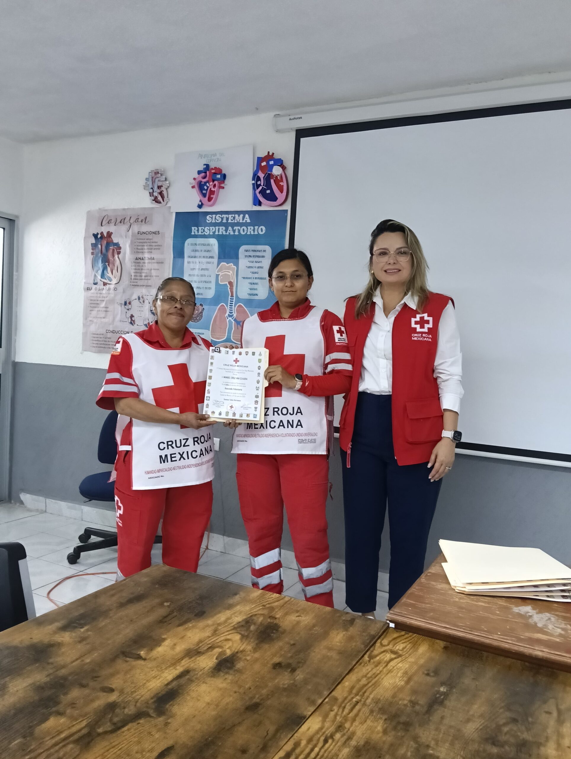 Reconocen a paramédicos por su labor en la Cruz Roja en el Día del Socorrista