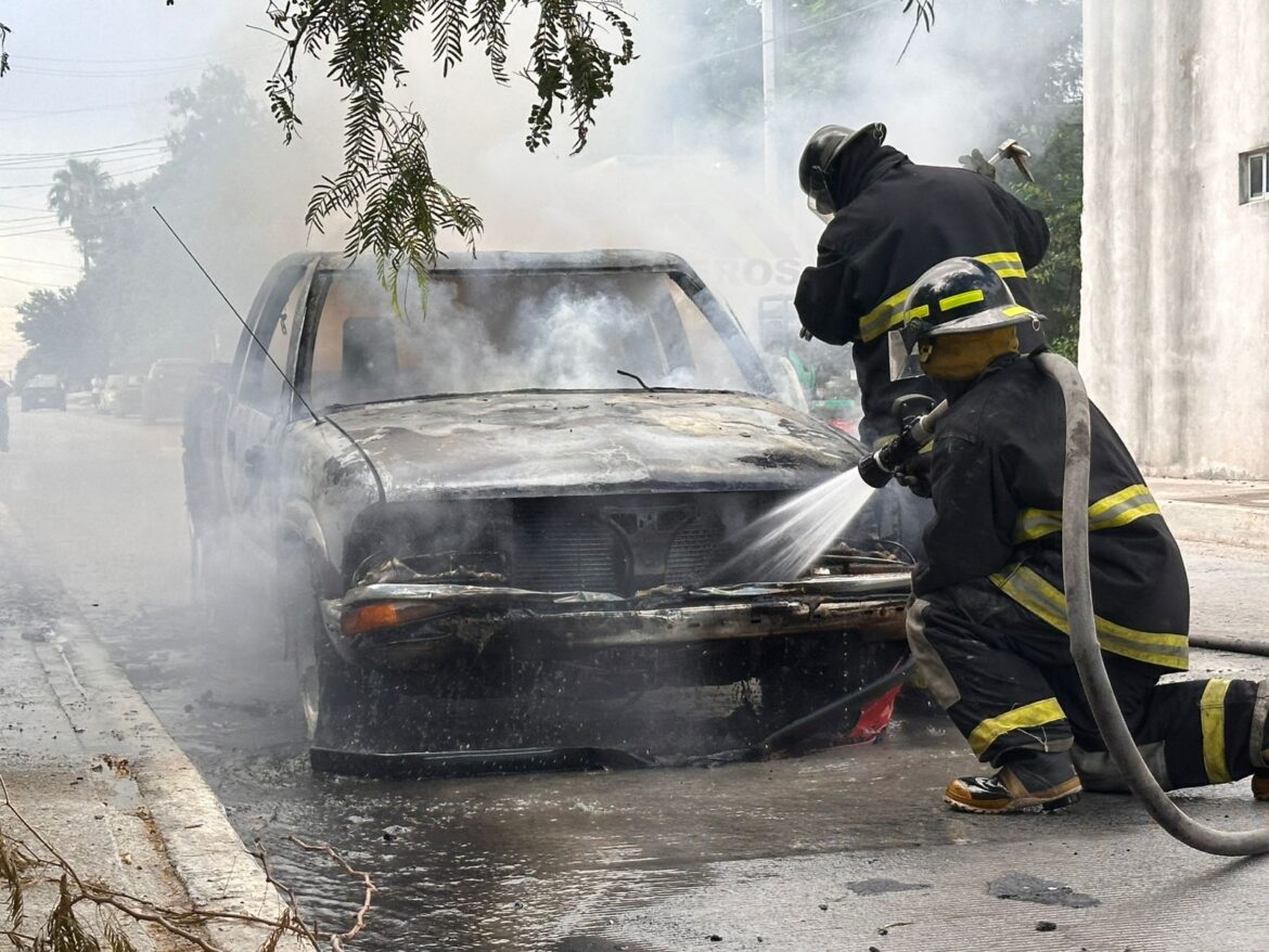 Camioneta se incendia en colonia Rancho Grande; no hubo lesionados