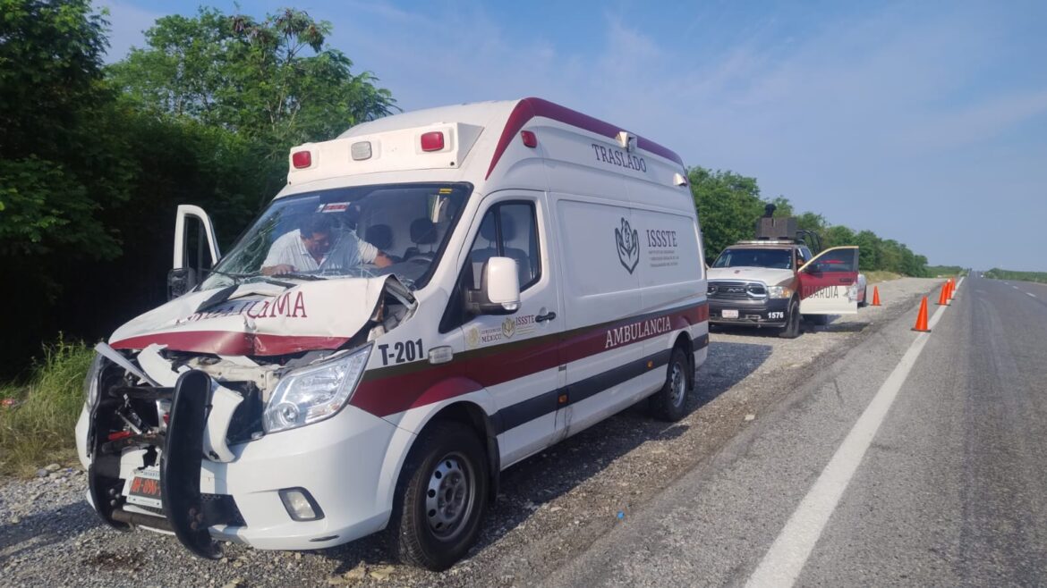 Guardia Estatal auxilia a hombre lesionado tras choque de ambulancia.