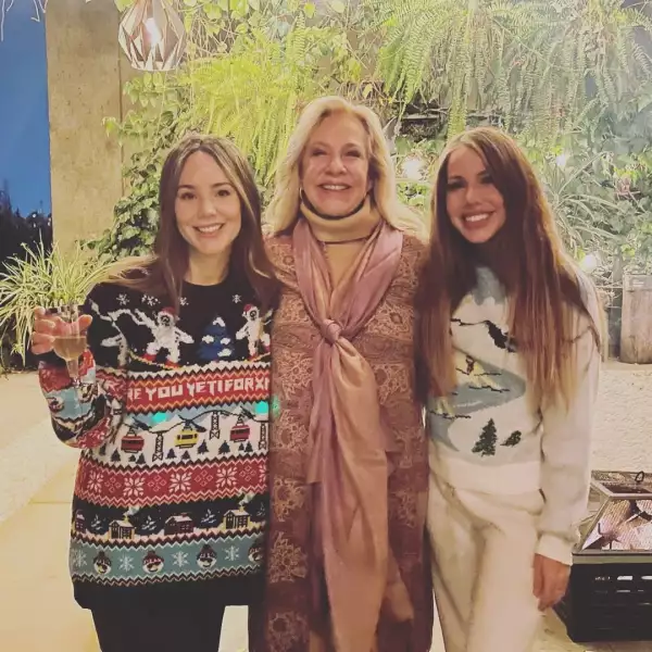 Camila Sodi canalizó el duelo por la muerte de su mamá, Ernestina Sodi, en un libro.