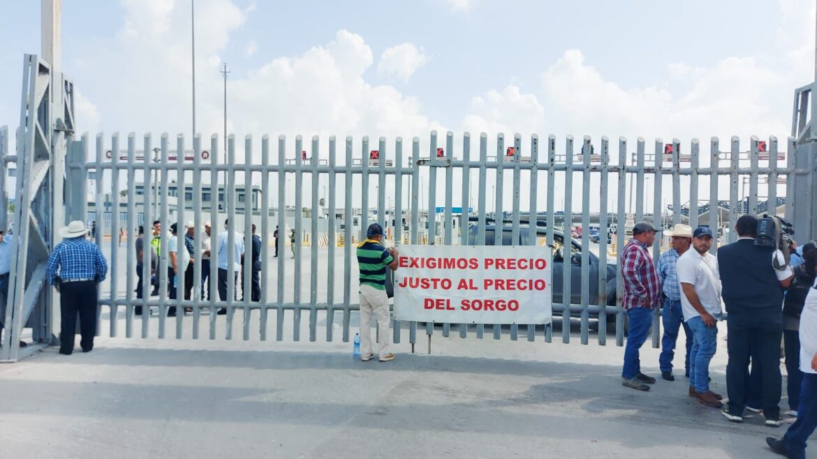 Bloquean campesinos puente internacional en Reynosa