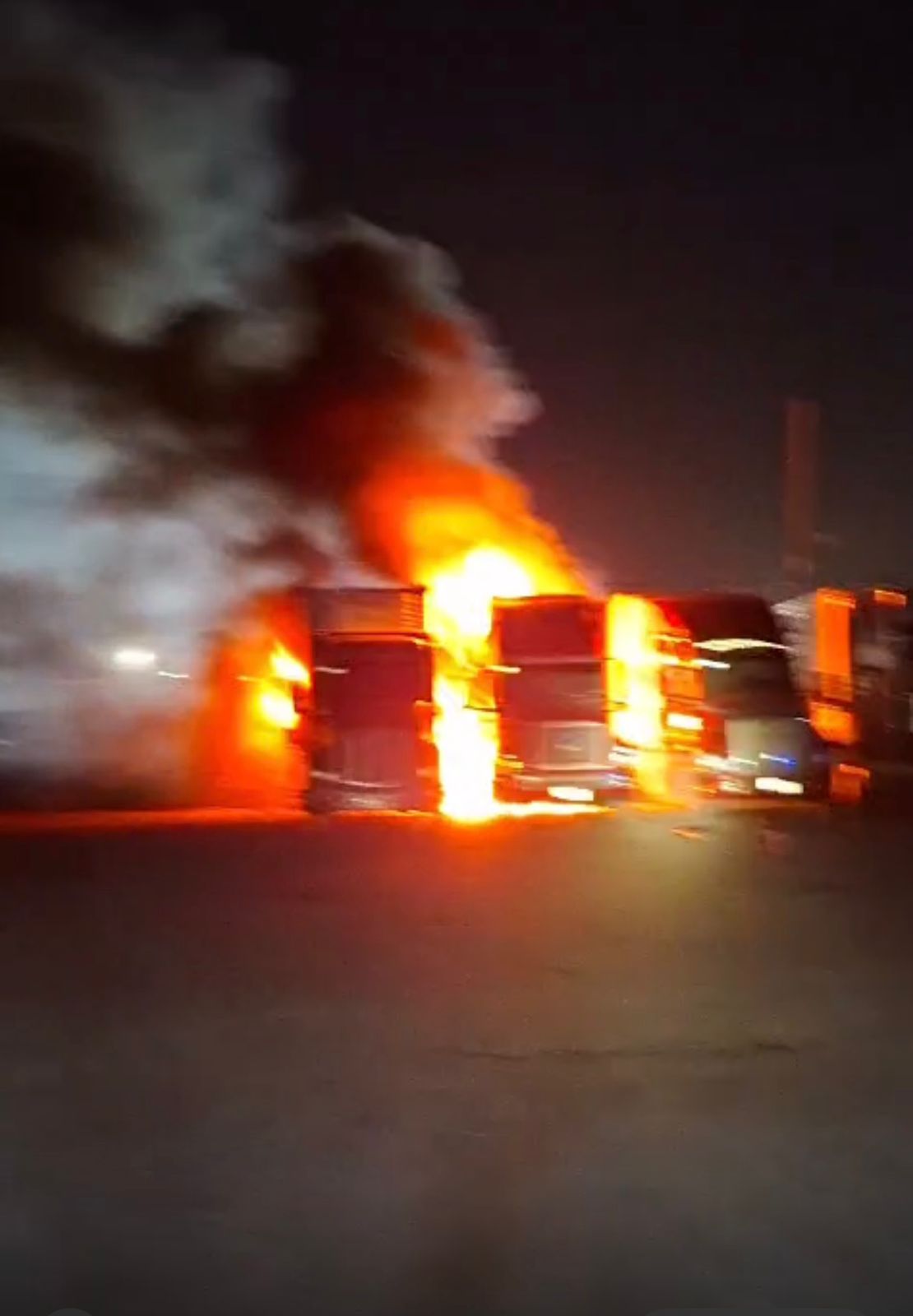 Incendio consume tráileres en Reynosa; no hay víctimas.