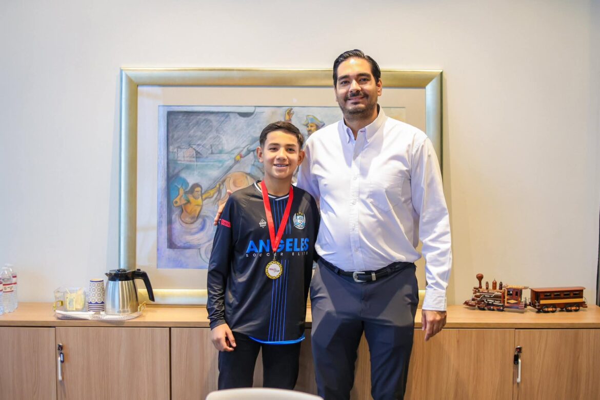 Recibió Carlos Peña Ortiz a Hugo O. Ruiz talento reynosense en el futbol mundial.