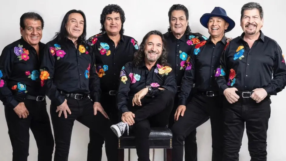 Marco Antonio Solís celebra que ‘Los Bukis’ reciban la estrella en el paseo de la fama de Hollywood.