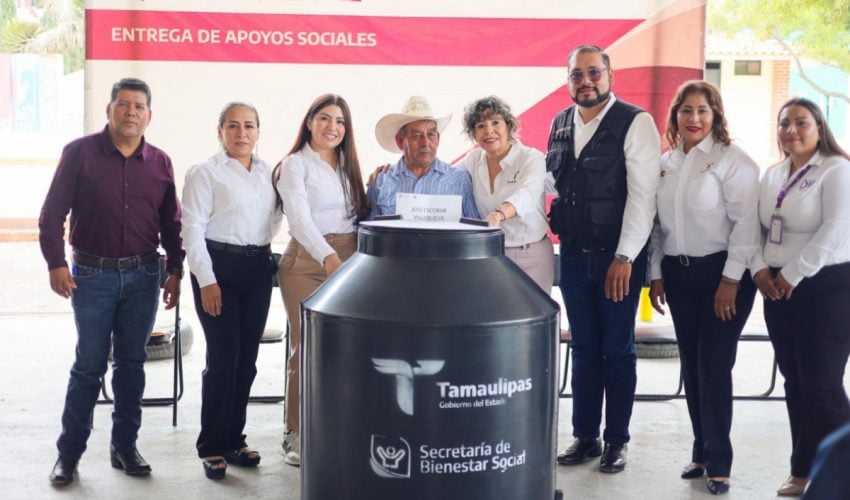 ENTREGA SEBIEN TINACOS EN PALMILLAS.