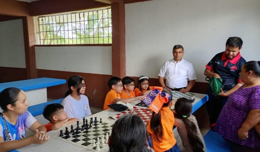 PRACTICAN ADOLESCENTES EN EXTERNAMIENTO AJEDREZ Y BOXEO.