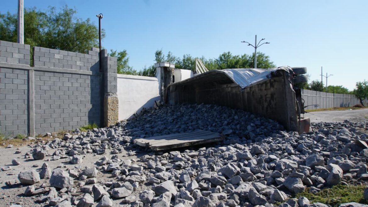 Tren embiste a camión cargado con 70 toneladas de piedra en Reynosa.